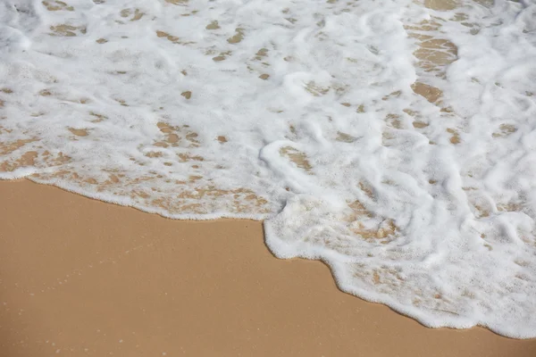 Praia do oceano tropical com ondas — Fotografia de Stock