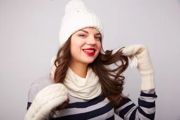 Kız bir beyaz şapka ve atkı — Stok fotoğraf