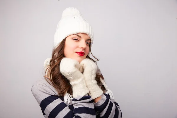 Menina em um chapéu branco e cachecol — Fotografia de Stock