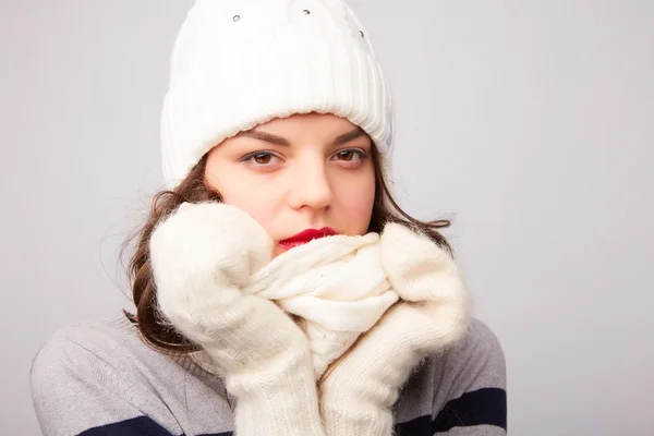 Bella ragazza in cappello bianco e sciarpa — Foto Stock