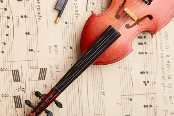 Βιολοντσέλο σε φόντο μουσικές νότες — Φωτογραφία Αρχείου