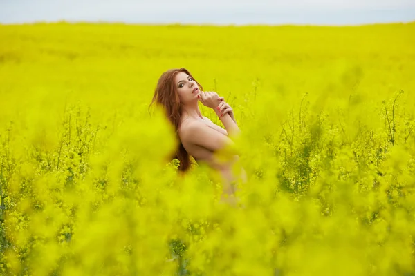 Dai capelli rossi ragazza nuda in campo stupro — Foto Stock