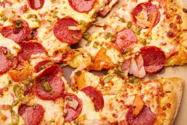 Leckere Pizza mit Peperoni-Wurst — Stockfoto