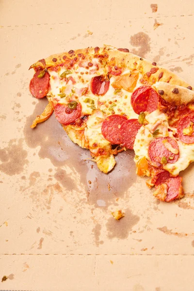 Smaczne pizza z kiełbasą pepperoni — Zdjęcie stockowe