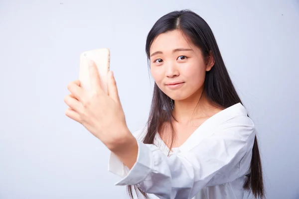 Chinese woman photographs herself — Stock Photo, Image