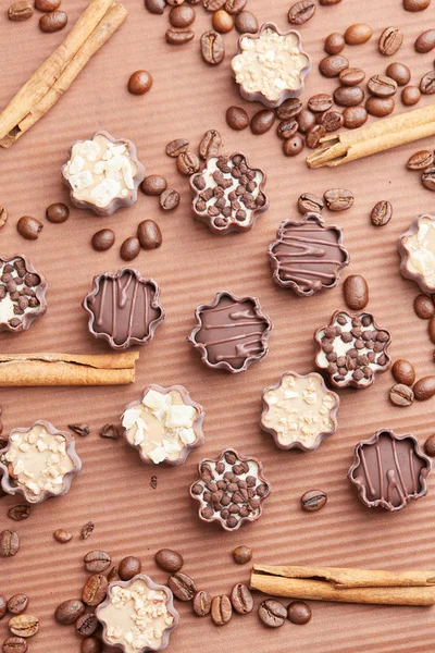 Schokoladenbonbons mit Kaffeebohnen und Zimt — Stockfoto