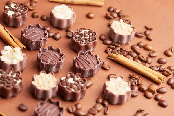 Doces de chocolate com grãos de café e canela — Fotografia de Stock