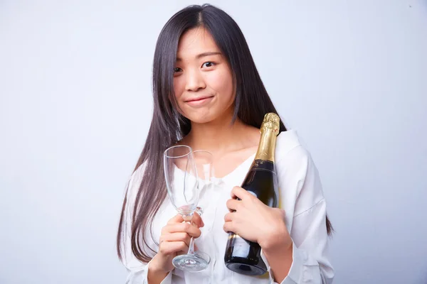 Femme chinoise avec champagne et verres — Photo