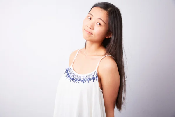 Chinese vrouw in een witte top — Stockfoto