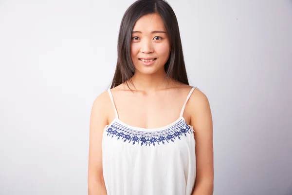 Mulher chinesa em um top branco — Fotografia de Stock