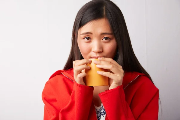 マグカップから飲む中国の女性 — ストック写真