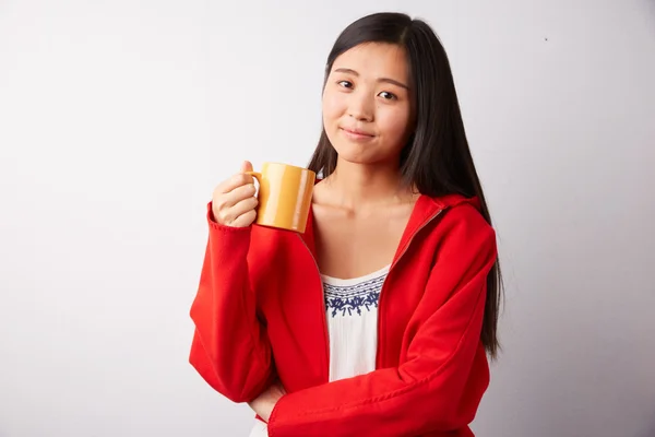 マグカップから飲む中国の女性 — ストック写真