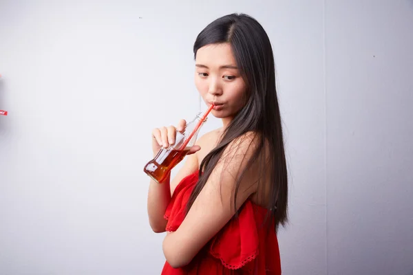 中国人女性を飲む炭酸飲料 — ストック写真
