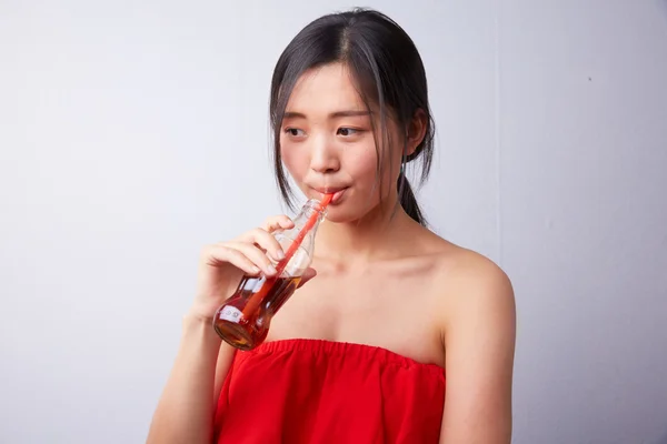 中国人女性を飲む炭酸飲料 — ストック写真