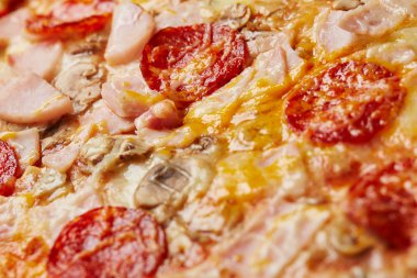 Biberli sosis ve peynir ile lezzetli pizza 