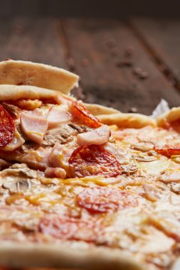 Biberli sosis ve peynir ile lezzetli pizza 