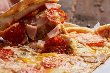 Biberli sosis ve peynir ile lezzetli pizza 