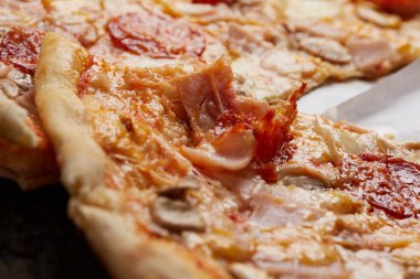 Biberli sosis ve peynir ile lezzetli pizza 