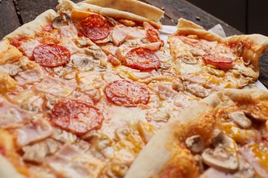 Biberli sosis ve peynir ile lezzetli pizza 