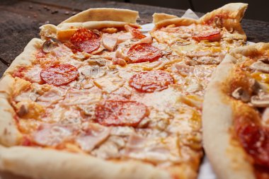 Biberli sosis ve peynir ile lezzetli pizza 