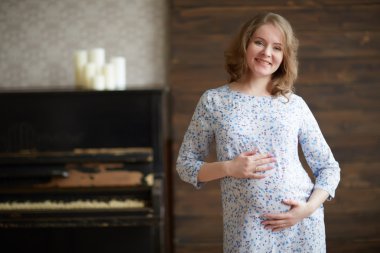 Beyaz giysili bir hamile kadın