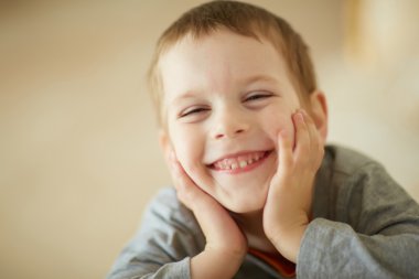 gülümseyen güzel çocuk