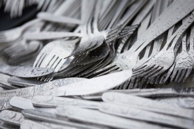 kurutma üzerinde temiz mutfak eşyaları