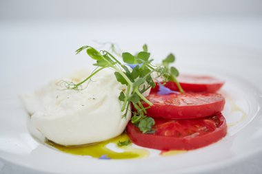 meze domates ve peynir ile