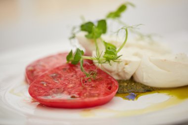 meze domates ve peynir ile