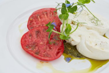 meze domates ve peynir ile