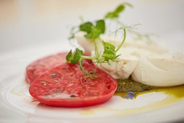 meze domates ve peynir ile