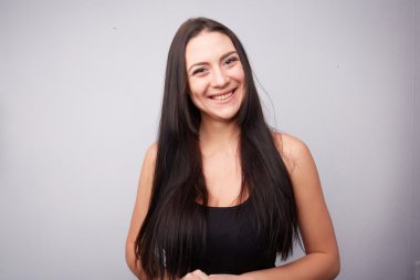 Güzel esmer kız gülerek 