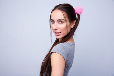 Pigtails ile genç güzel kız