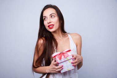 Genç güzel kız hediye ile mutlu