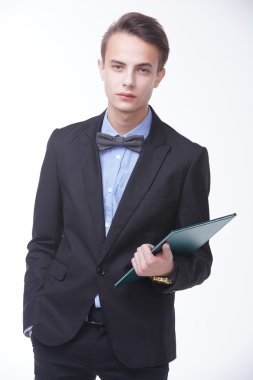 Klasör ile kendine güvenen genç işadamı 