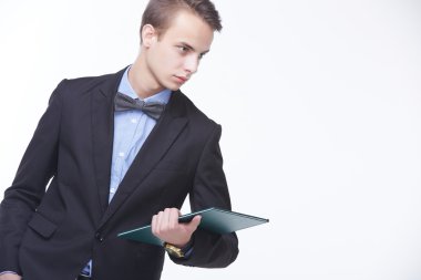 Klasör ile kendine güvenen genç işadamı 