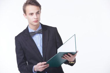 Klasör ile kendine güvenen genç işadamı 