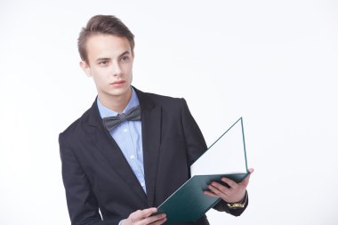 Klasör ile kendine güvenen genç işadamı 