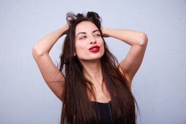 Başını tutan seksi kadın