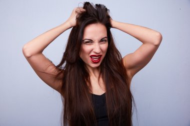 Başını tutan seksi kadın