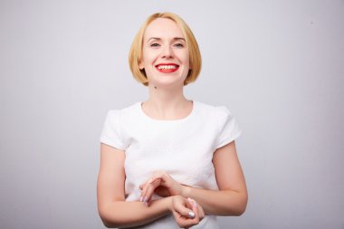 gülümseyen güzel sarışın kadın