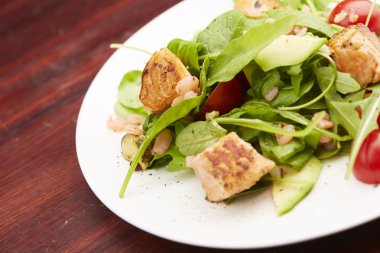 Balık, roka, domates salatası