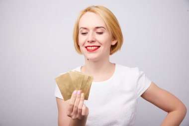 Banka kartları ile kadın