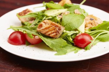 Balık, roka, domates salatası