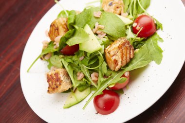 Balık, roka, domates salatası