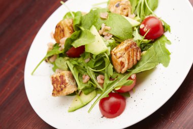 Balık, roka, domates salatası