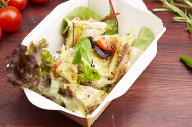 Balık, cherry domates, mantar ile yemek 