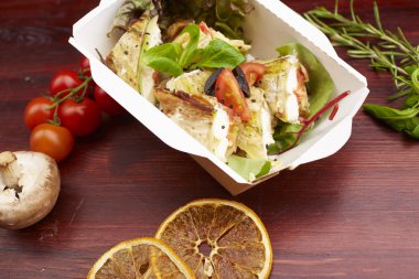 Balık, cherry domates, mantar ile yemek 