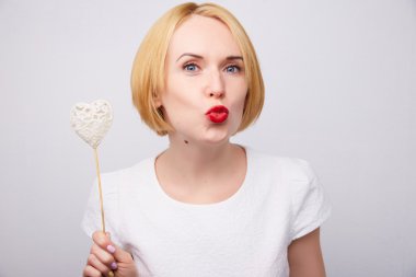 Sevgililer günü kalpli sarışın