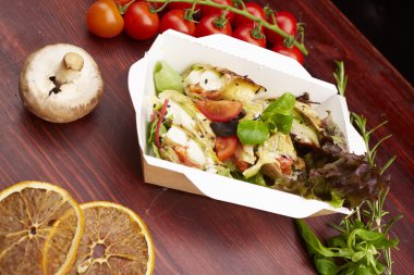 Balık, cherry domates, mantar ile yemek 